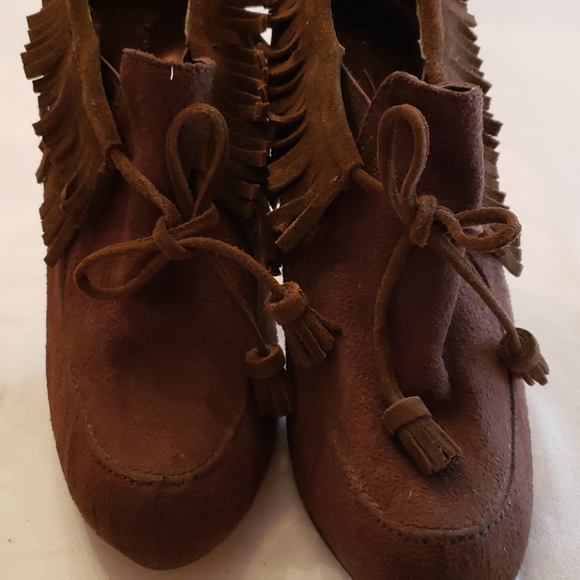 Shoes - Picture 5 of 8